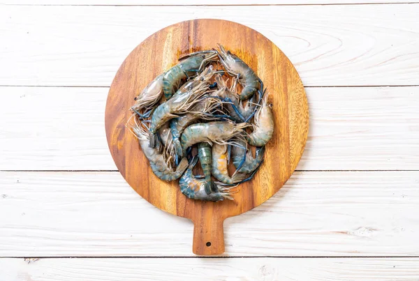 kesme tahtası üzerinde taze mavi karides