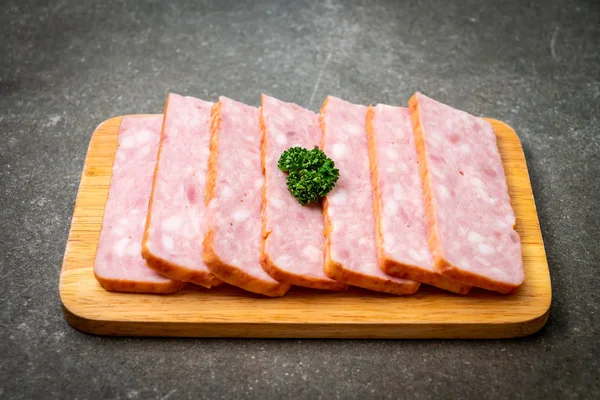 dilimlenmiş taze çiğ pastırma Barbekü