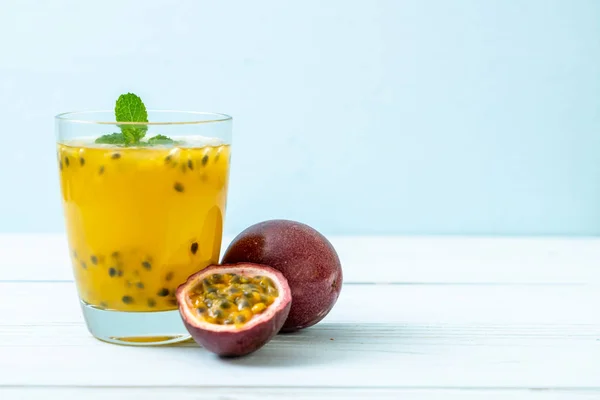 新鮮で氷のような情熱フルーツジュース 健康的な飲み物 — ストック写真