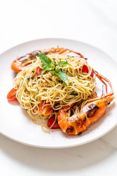 ızgara karides ve domates - İtalyan Füzyon gıda tarzı ile tavada kızartılmış spagetti