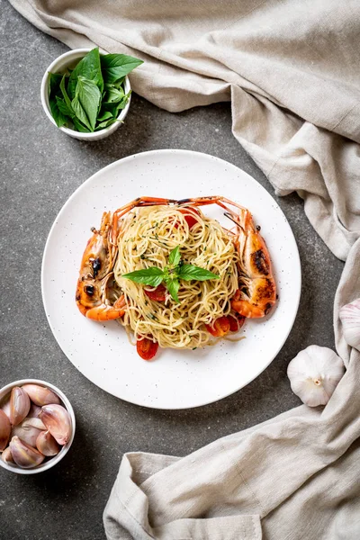 ızgara karides ve domates - İtalyan Füzyon gıda tarzı ile tavada kızartılmış spagetti