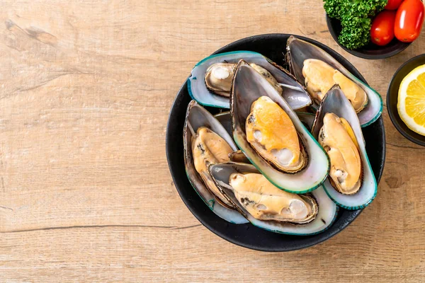 üzerinde siyah kase taze midye