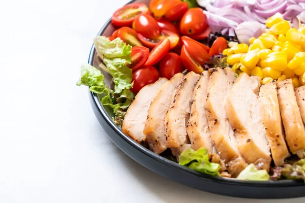 Tavuk göğsü - sağlıklı gıda tarzı ile sağlıklı salata kasesi