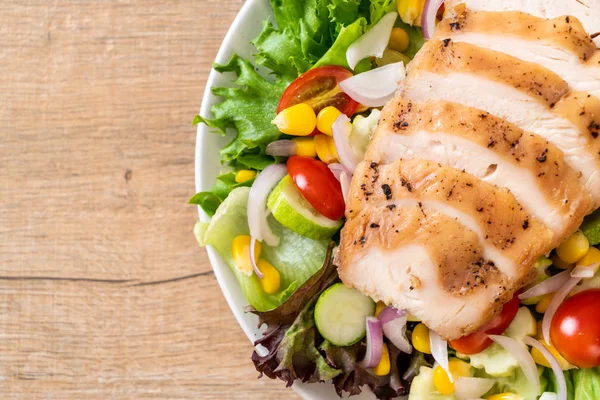 Tavuk göğsü - sağlıklı gıda tarzı ile sağlıklı salata kasesi