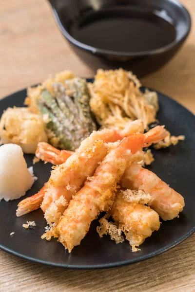 karides tempura (hırpalanmış kızarmış karides) sebze - Japon gıda tarzı