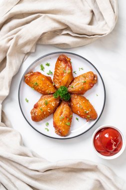 Beyaz susamlı ızgara tavuk kanadı.