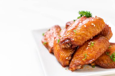 Beyaz susamlı ızgara tavuk kanadı.