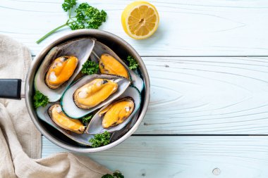 deniz ürünleri midye maydanoz ve limon ile