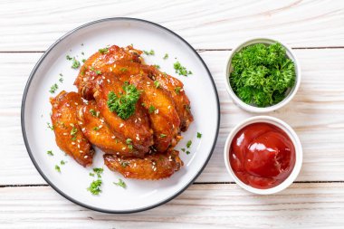 Beyaz susamlı ızgara tavuk kanadı.