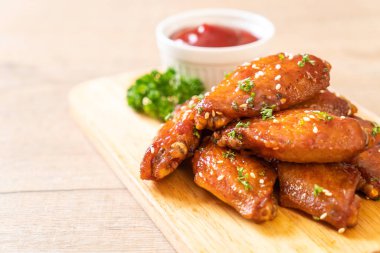 Beyaz susamlı ızgara tavuk kanadı.