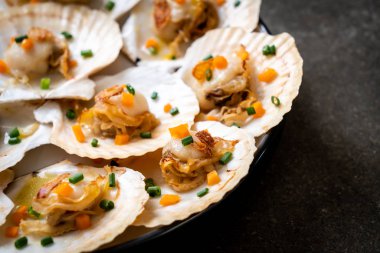 Kızarmış deniz tarağı, tereyağı ve sarımsak.