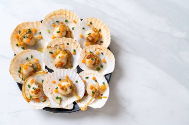 Kızarmış deniz tarağı, tereyağı ve sarımsak.