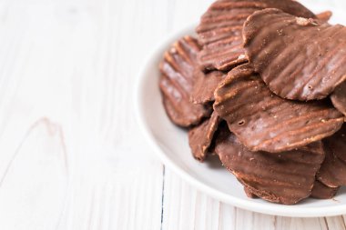 patates cipsi çikolata plaka üzerinde