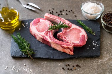 taze domuz pirzolası ham madde ile