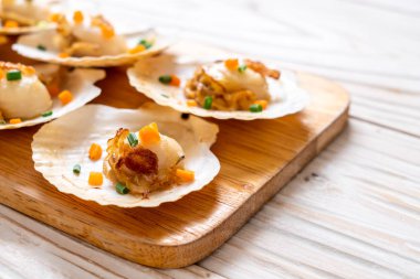 Kızarmış deniz tarağı, tereyağı ve sarımsak.