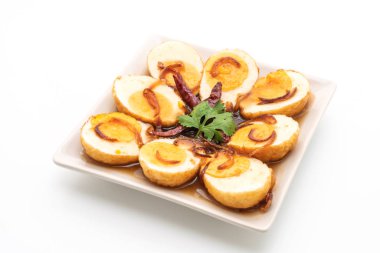 Beyaz arka plan üzerinde izole demirhindi soslu kızarmış haşlanmış yumurta