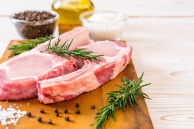 taze domuz pirzolası ham madde ile