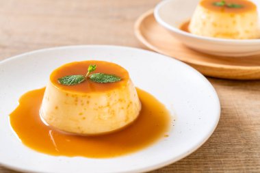 Naneli ev yapımı karamel kremalı puding.