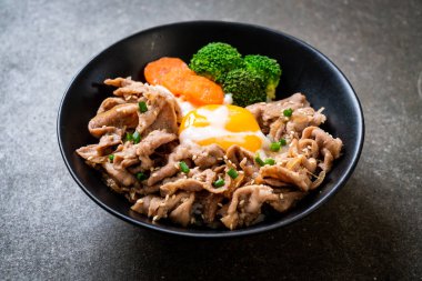 Donburi, domuz eti Pilav kasesi onsen yumurta ve sebze - Japon gıda tarzı