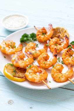 Limon - deniz ürünleri tarzı ile ızgara kaplan karides şiş