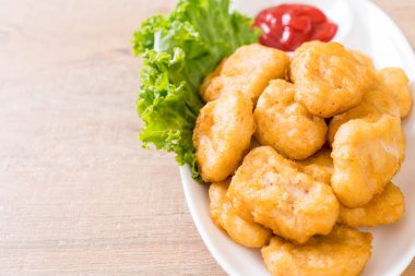 Soslu tavuk nugget, sağlıksız yemek.