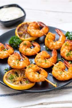 Limon - deniz ürünleri tarzı ile ızgara kaplan karides şiş