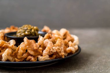 Kızarmış domuz eti rince ya da domuz eti aperatif Nam Prik Num (Kuzey Tayland yeşil biber sosu ile)