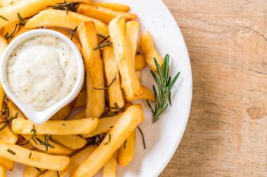 Soslu patates kızartması - sağlıksız yemek.