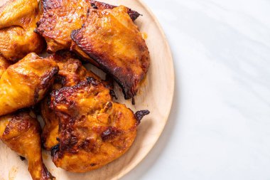 Masada ızgara ve ızgara tavuk.