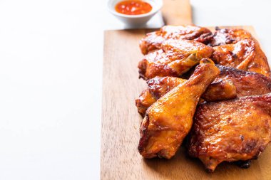 Masada ızgara ve ızgara tavuk.