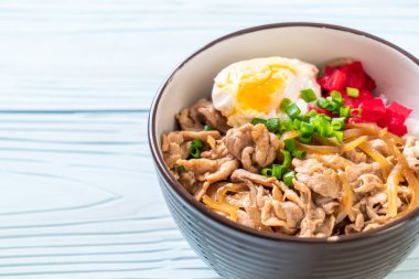 Yumurtalı domuz pirinci kasesi (Donburi) - Japon yemeği tarzı.