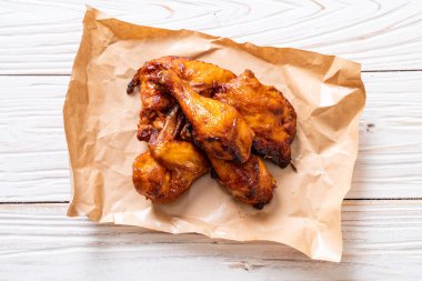 Masada ızgara ve ızgara tavuk.