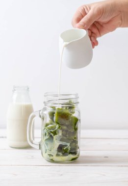 Matcha yeşil çay buzlu cam sütlü
