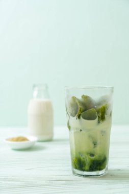 Matcha yeşil çay buzlu cam sütlü