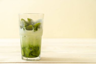 Matcha yeşil çay buzlu cam sütlü