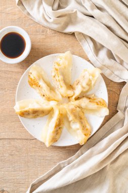 Japon gyoza 'sı ya da soya soslu hamur tatlısı.