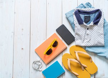 Gezgin, yaz tatili ahşap arka plan üzerinde erkek casual kıyafetler