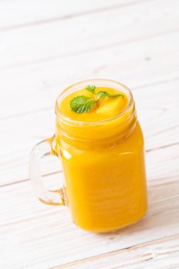 taze mango smoothies - sağlıklı yiyecek ve içecek konsepti