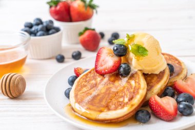 Yabanmersinli gözleme, çilek, bal ve vanilyalı dondurma.