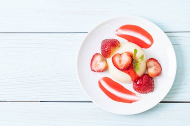 taze çilek - sağlıklı yemek ve tatlı ile yoğurt puding