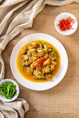 Fried yengeç ile toz köri - Tayland mutfağı