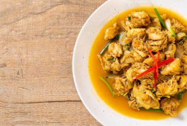 Fried yengeç ile toz köri - Tayland mutfağı