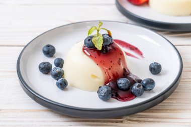 yoğurt puding taze yaban mersini - sağlıklı yemek ve tatlı ile