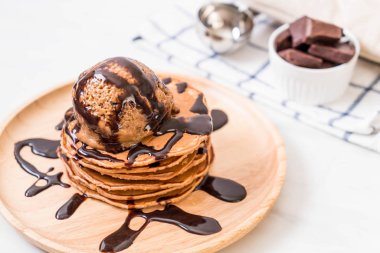 Çikolatalı dondurma plaka ile gözleme