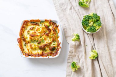 Peynirli fırında karnabahar ve brokoli graten