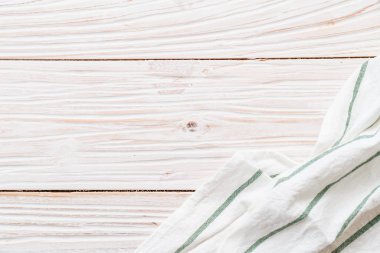 ahşap arka plan üzerinde mutfak bezi (peçete)