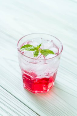 ahşap masa buzlu çilekli soda