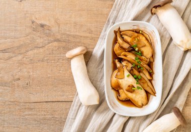 İstiridye soslu kızarmış kral istiridye mantarı. Sağlıklı, vejetaryen ya da vejetaryen yemek tarzı.