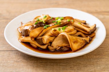 İstiridye soslu kızarmış kral istiridye mantarı. Sağlıklı, vejetaryen ya da vejetaryen yemek tarzı.