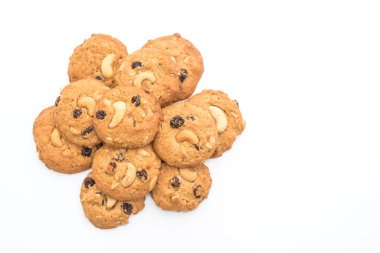 Kuru üzüm ve beyaz arka plan üzerinde izole kavrulmuş kaşu fındık ile tatlılar